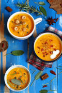 Vellutata di zucca con spezie, yogurt e nocciole