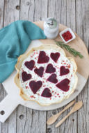 Torta salata di piadina con ricotta, barbabietole e pepe rosa
