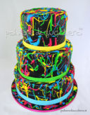 Torta e cupcakes fluo: torta decorata con gli schizzi o splatter cake