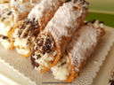 Cannoli ripieni con crema di ricotta vanigliata e scaglie di cioccolato