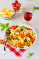Pasta fredda con pollo verdure feta e melone