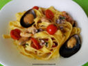 Tagliatelle all'uovo con misto scoglio