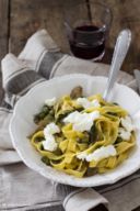 Tagliatelle con la quasi vignarola e stracciatella