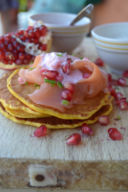 Ricetta pancake salato con melograno e salmone