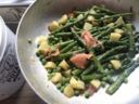 Insalata croccante di Asparagi, Piselli e Patate con Salmone affumicato.