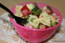 Insalata con farfalle, zucchine, fagiolini, wurstel e pomodori