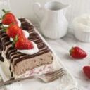 Torta fredda con fragole e cioccolato senza cottura