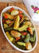 Zucchine con cipolle e pomodori al forno