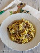 Pasta al ragù bianco con funghi