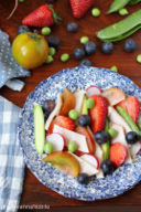 Insalata con fesa di tacchino, zucchinette, fragole, rapanelli, mirtilli e pomodori