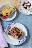 Cake ai frutti di bosco con crema allo yogurt, frutti di bosco, vaniglia e timo