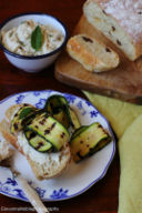 Panini all'uvetta con hummus di fagioli cannellini di Colfiorito e zucchine grigliate