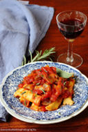 Garganelli all'uovo con sugo di pomodori e funghi champignon