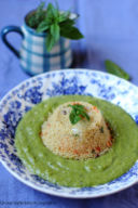 Cous cous con carote, cipollotti, olive ed erbe aromatiche su crema di zucchine