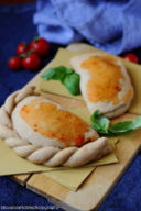 Panzerotti integrali farciti con fior di latte, salsa di pomodori alle olive e olive nere