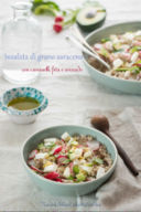 Insalata di grano saraceno con ravanelli, feta e avocado-