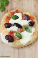 Pizza con sugo di pomodoro fresco, fior di late e olive greche