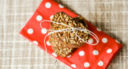 Biscotti al cacao e granella di nocciole