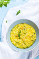 Risotto con zucchine e fiori al basilico e zafferano