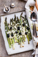 Asparagi al forno con feta e olive nere