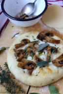 Pizza semi integrale con funghi champignon trifolati e provola silana