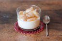 Panna cotta con caramellato e pere alla cannella