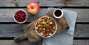 Crumble di mele con nocciole e melagrana