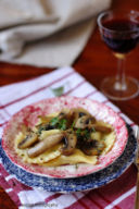 Ravioli con ricotta di pecora, funghi champignon e nocciole tostate....l'amore è!