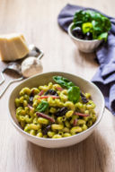 Pasta con pesto di spinaci novelli, Prugne della California e speck