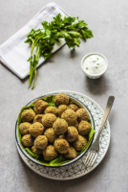 Polpette di lenticchie e pomodori secchi con salsa allo yogurt