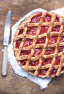 Crostata con fragole caramellate