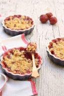 Crumble di prugne e fragole al mais e mandorle