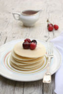 Pancakes (vegan) al latte di mandorle con ciliegie caramellate