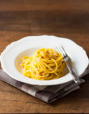 Spaghetti con pesto di zucca, pinoli e pancetta