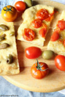 Focaccia di grano Kamut con pomodorini e olive