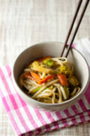 Noodles con cimette di broccolo, carote e soia