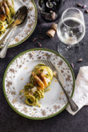 Spaghetti con pesto di pistacchi e arancia con gamberi crudi