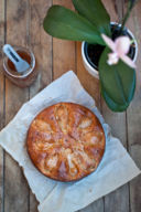 Torta di pere, nocciole e gocce di cioccolato