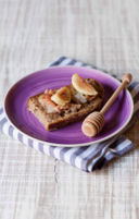 Crostone di pane nero con lardo vigezzino, fichi e miele