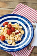 Orecchiette con pomodorini al forno, origano e feta