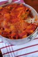 Pasta al forno con fior di latte, piselli e uova sode