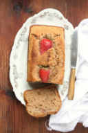 Pan dolce integrale di farro con vino rosso e fragole