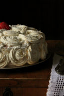 Torta con fragole, limoni caramellati e cioccolato bianco