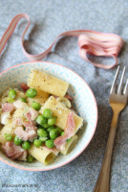 Rigatoni al ragù di bacon Lenti, piselli e cipollotti freschi