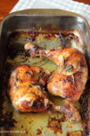 Pollo allo yogurt con salsa allo yogurt, erba cipollina e pepe rosa