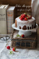 Dolce allo yogurt con glassa e fragole–Yogurt icing cake with strawberries