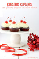 Christmas Cupcakes con frosting fudge al cioccolato bianco e ciliegina