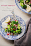 Insalata di broccoli, melograno, uvetta e semi di girasole