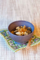 Orecchiette con carciofi, acciughe e pane croccante