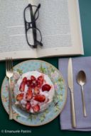 Pavlova alle fragole con un libro ricetta